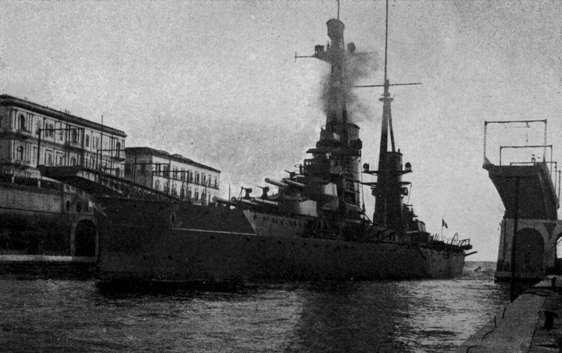 Taranto, R Nave Duilio přes splavný kanál (černobílá fotografie) od Italian Photographer