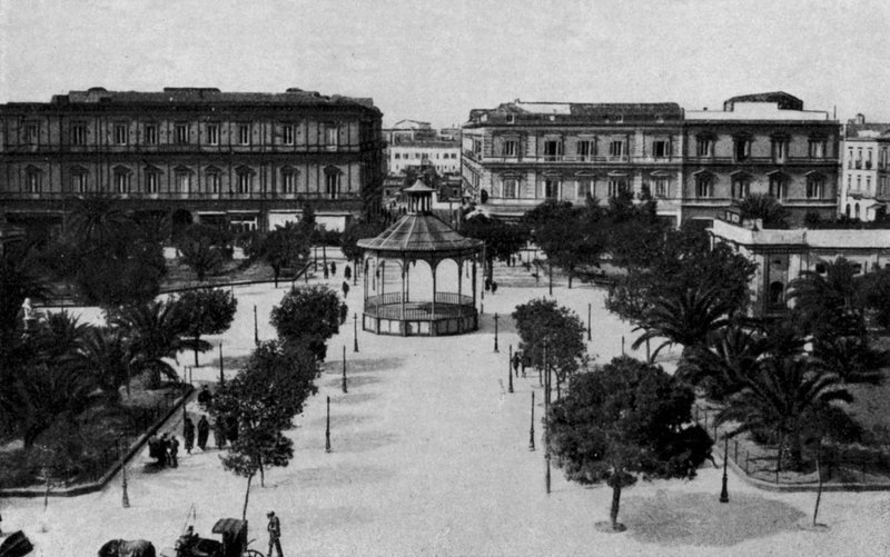 Taranto, Villa Garibaldi a harmonický box (černobílá fotografie) od Italian Photographer