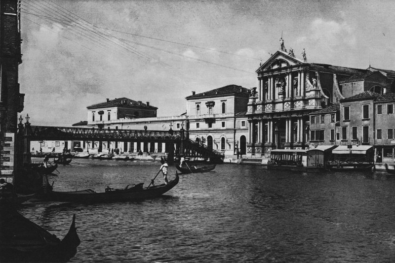 Benátky, jezuitský kostel a nádraží (černobílá fotografie) od Italian Photographer