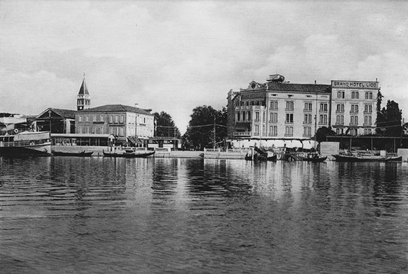 Benátky, Lido, Imbarcadero a Grand Hotel Lido (černobílá fotografie) od Italian Photographer