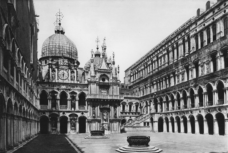 Benátky, Dóžecí palác, Nádvoří (černobílá fotografie) od Italian Photographer