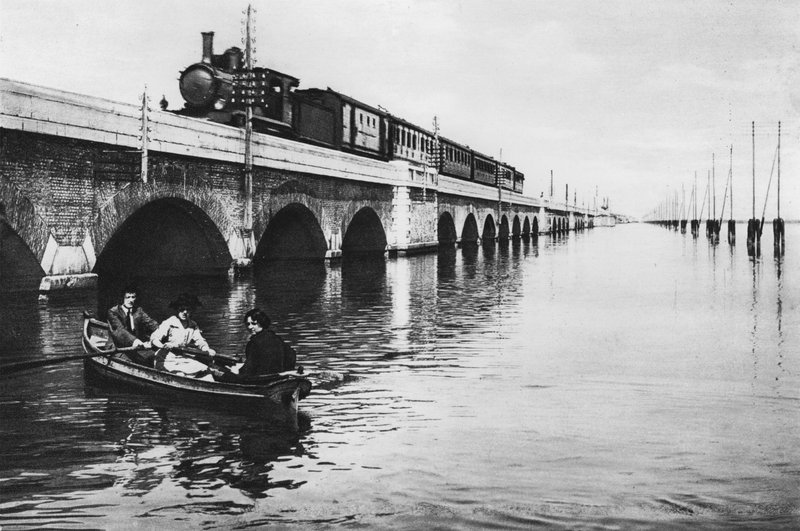 Benátky, železniční most (černobílá fotografie) od Italian Photographer