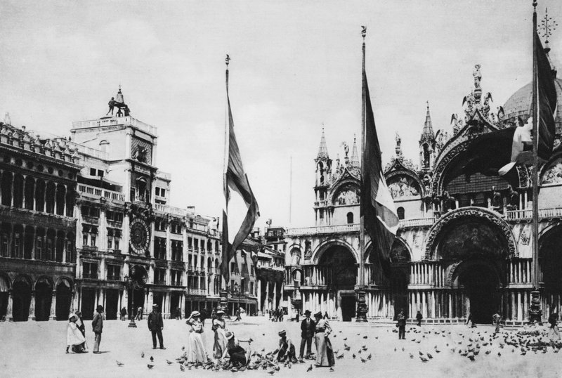Benátky, hodinová věž a kostel S Marco (černobílá fotografie) od Italian Photographer