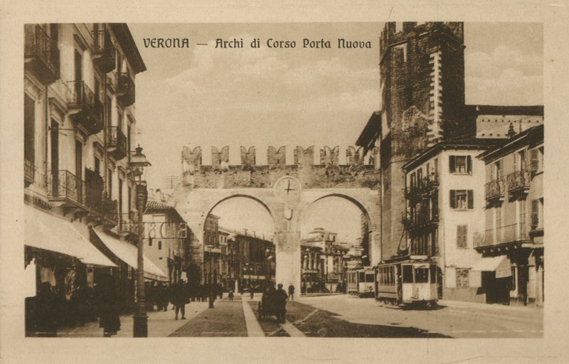 Verona: oblouky Corso Porta Nuova (čb fotografie) od Italian Photographer