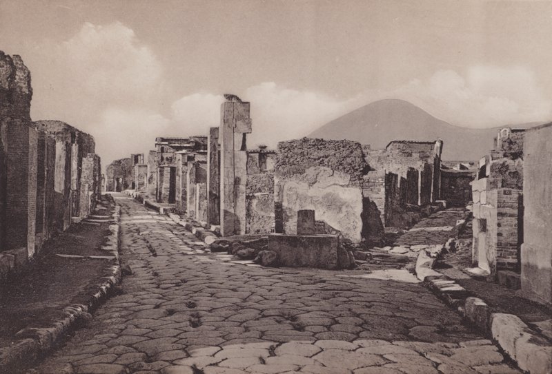 Via Consolare a Porta Di Ercolano, Consular Road, Gate of Herculanum (černobílá fotografie) od Italian Photographer