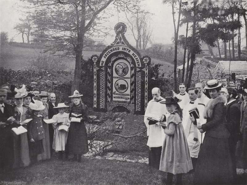 Tissington Well Dressing, čtení žalmů u studny Coffin Well od J. Benjamin Stone
