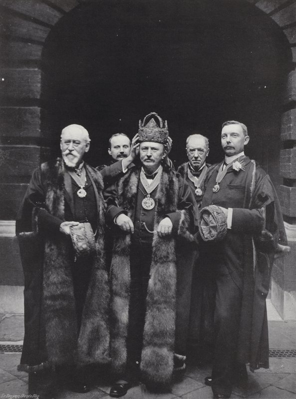Volební den v Girdlers Hall, korunování Mistra od J. Benjamin Stone