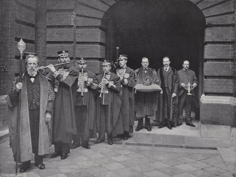Volební den v Girdlers Hall, korunovační průvod od J. Benjamin Stone
