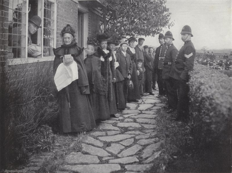 The Biddenden Maids Charity, distribuující chléb a sýr od J. Benjamin Stone