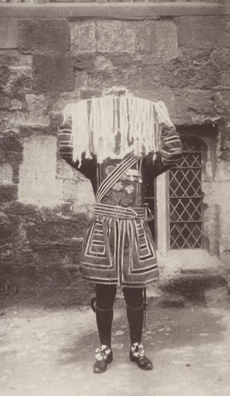 Strážmistr nesoucí stříbrnou mísu s měšci, v nichž jsou peníze na Zelený čtvrtek (čb fotografie) od J. Benjamin Stone