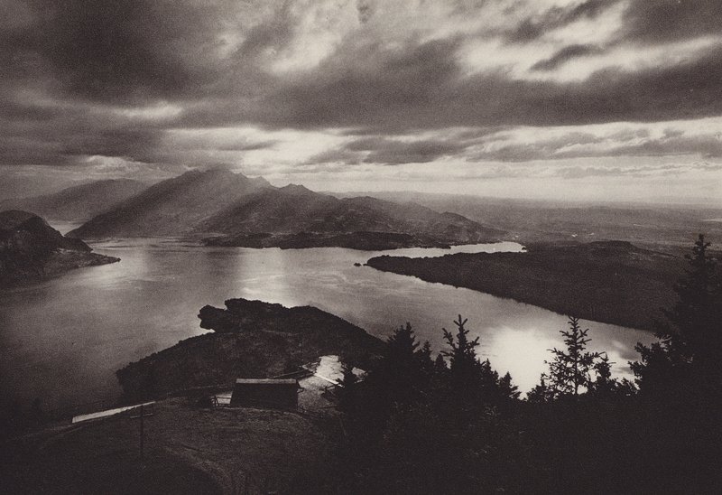 Rigi Kaltbad, večerní nálada s výhledem z kancléřství (čb foto) od Jean Gaberell