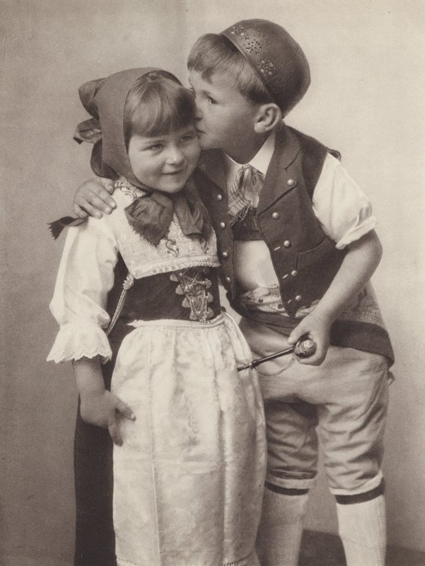Švýcarsko: Appenzell, děti v národním kroji (č/b foto) od Jean Gaberell