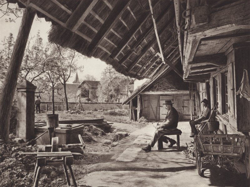 Švýcarsko: Bernský statek, pod střechou penthouse (černobílá fotografie) od Jean Gaberell