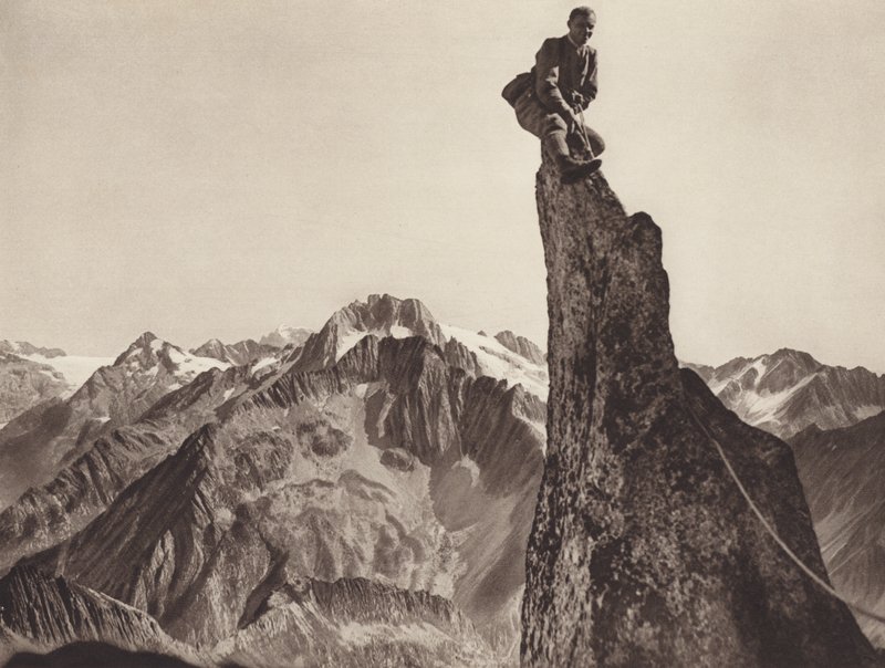 Švýcarsko: Četník na Sonnigwichelu, při pohledu na Oberalpstock (černobílá fotografie) od Jean Gaberell