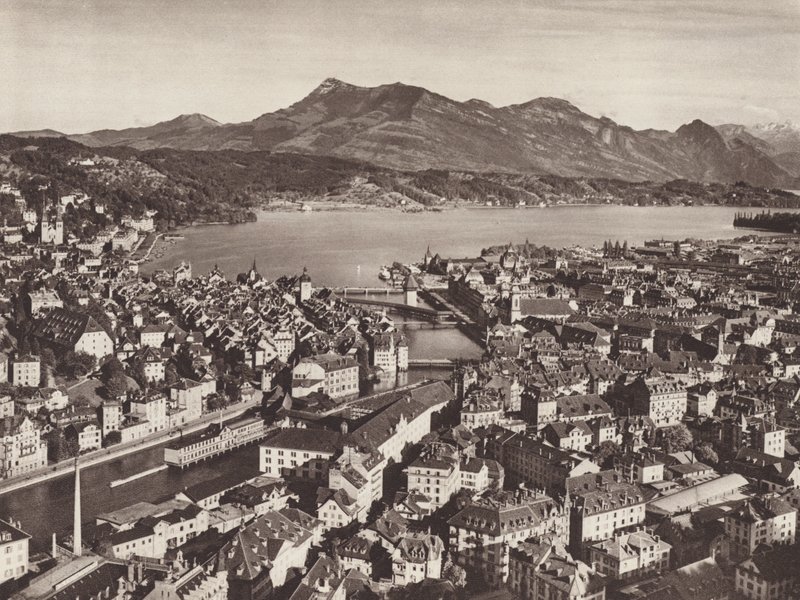 Švýcarsko: Lucern, z Gutsch, pohled směrem k jezeru a Rigi (č/b foto) od Jean Gaberell