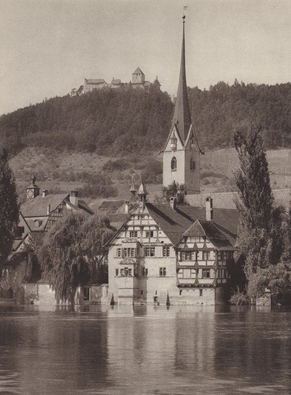 Švýcarsko: Stein na Rýně, klášter s výhledem na hrad Hohenklingen (černobílé foto) od Jean Gaberell
