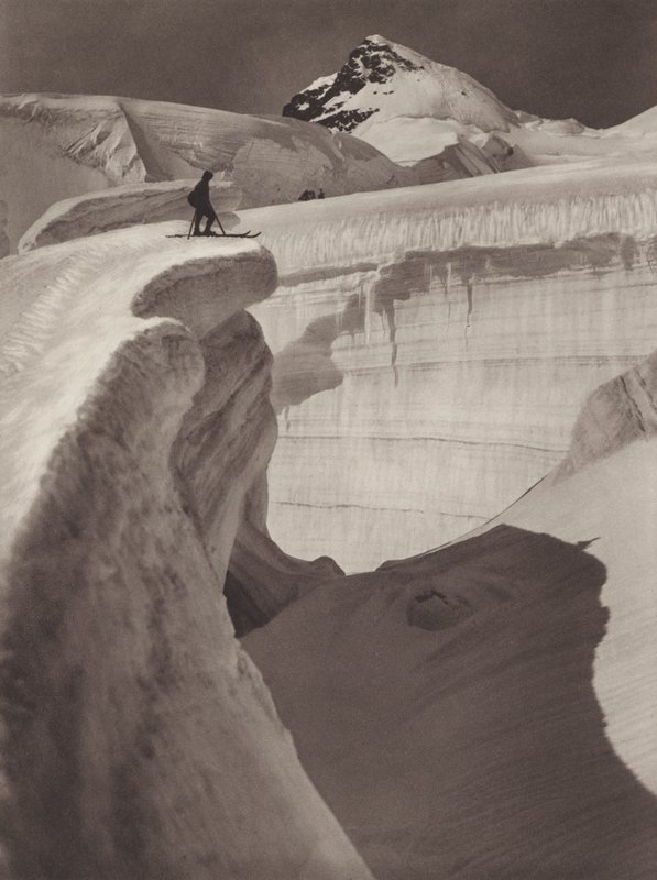 Švýcarsko: Jungfrau, ledovcový labyrint, Rottalhorn v pozadí (černobílá fotografie) od Jean Gaberell