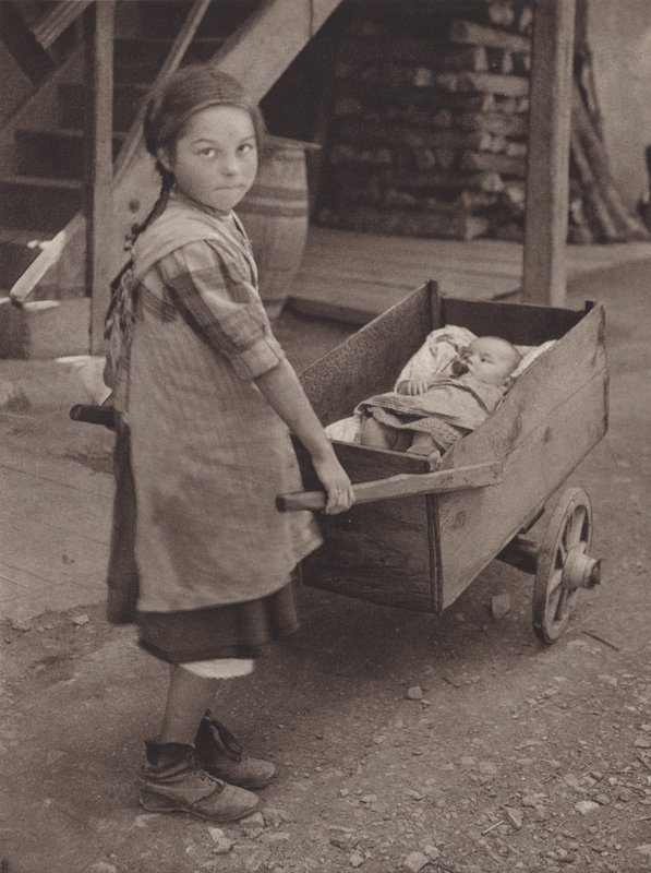 Švýcarsko: Jednoduchý život, primitivní kočárek (černobílá fotografie) od Jean Gaberell