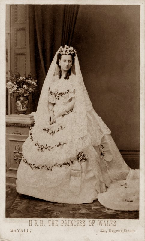 Dánská princezna Alexandra ve svatebních šatech pro svatbu s princem z Walesu, budoucím králem Edwardem VII od John Jabez Edwin Paisley (after) Mayall