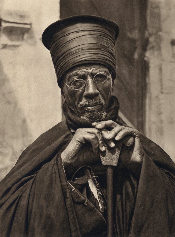 Jeruzalém, Habešští kněží (černobílá fotografie) od Karl Grober