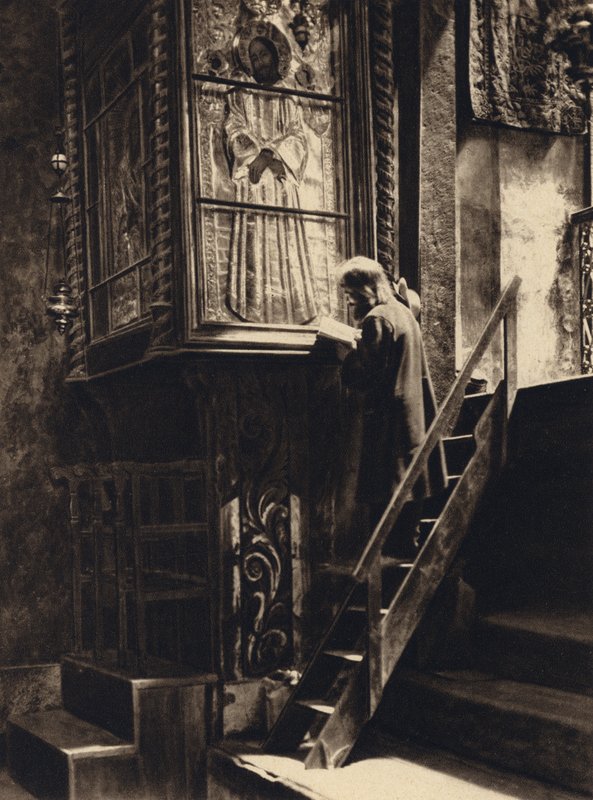 Jeruzalém, kostel Božího hrobu, modlící se mnich (č/b foto) od Karl Grober