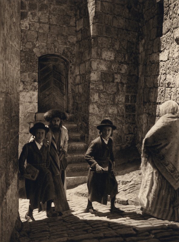 Jeruzalém, Židé jdoucí do synagogy (č/b foto) od Karl Grober