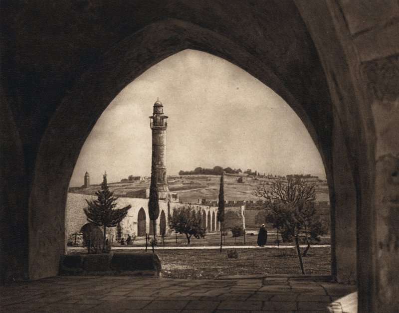 Jeruzalém, pohled na Olivetskou horu z místa chrámu (č/b foto) od Karl Grober