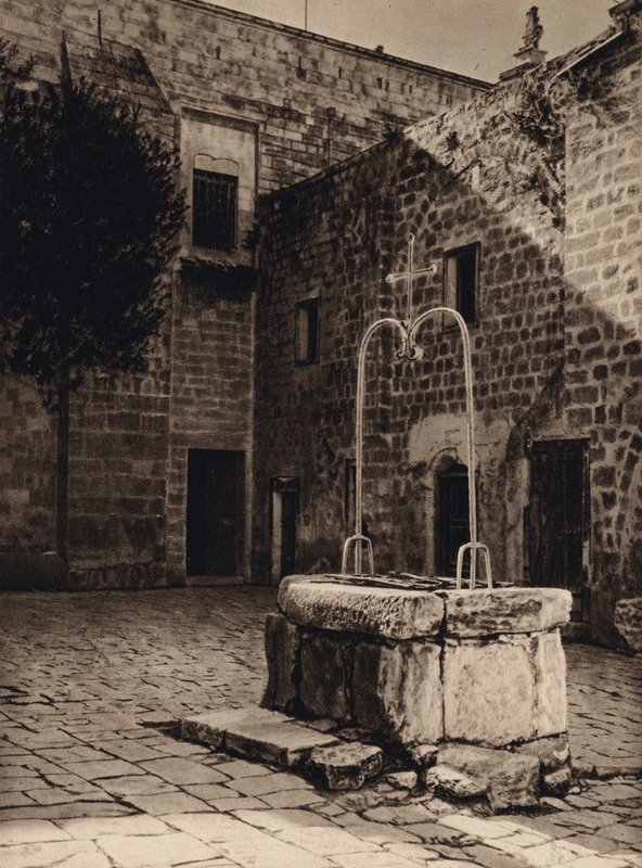 Nazareth, studna na nádvoří kostela Zvěstování Panny Marie (č/b foto) od Karl Grober