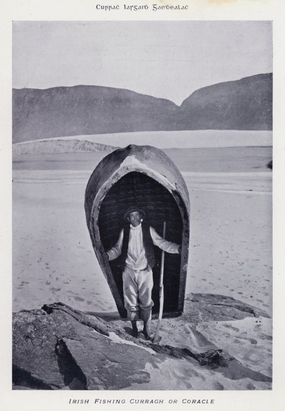 Irish Fishing Curragh nebo Coracle (černobílá fotografie) od Karl Karlovich Piratsky