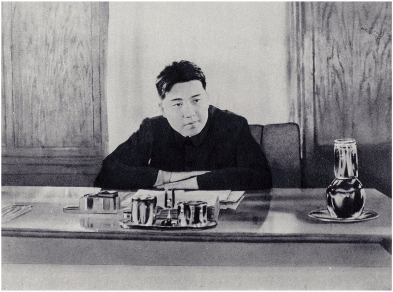 Soudruh Kim Ir-sen ve své kanceláři v Lidové radě Severní Koreje (litho) od Korean Photographer