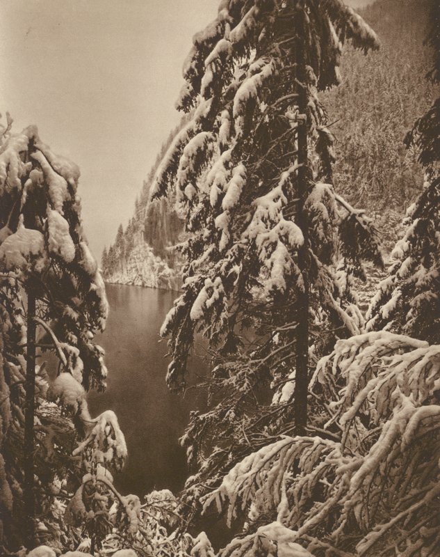 Königssee u Berchtesgadenu; Jezero Koenigssee poblíž Berchtesgadenu (černobílá fotografie) od Kurt Hielscher