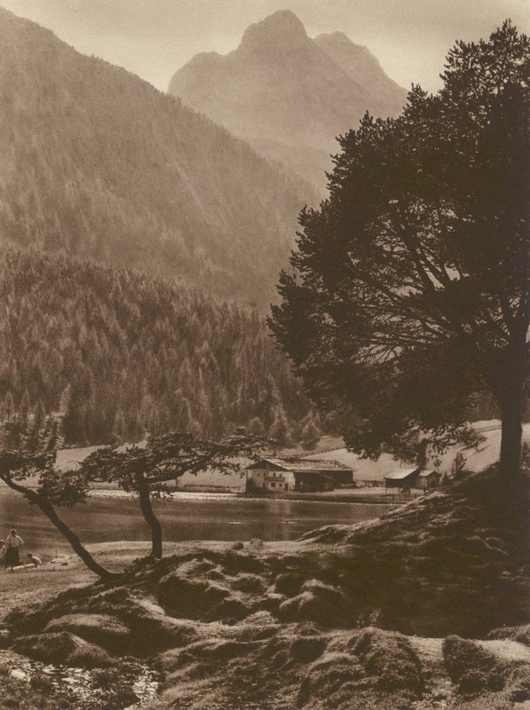 Lautersee u Mittenwaldu s pohořím Wetterstein; Lauter-See u Mittenwaldu s pohořím Wetterstein (č/b foto) od Kurt Hielscher