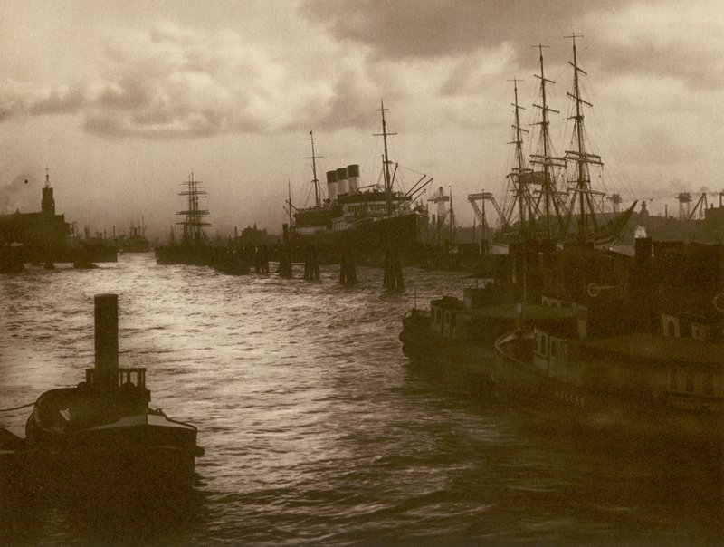 V přístavu Hamburk; Hamburkský přístav (černobílá fotografie) od Kurt Hielscher