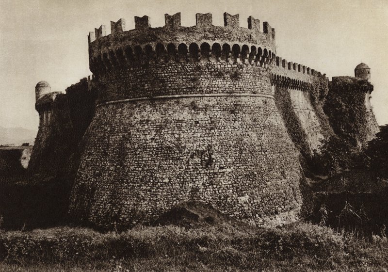 Itálie: Castello Sarzanello (černobílá fotografie) od Kurt Hielscher