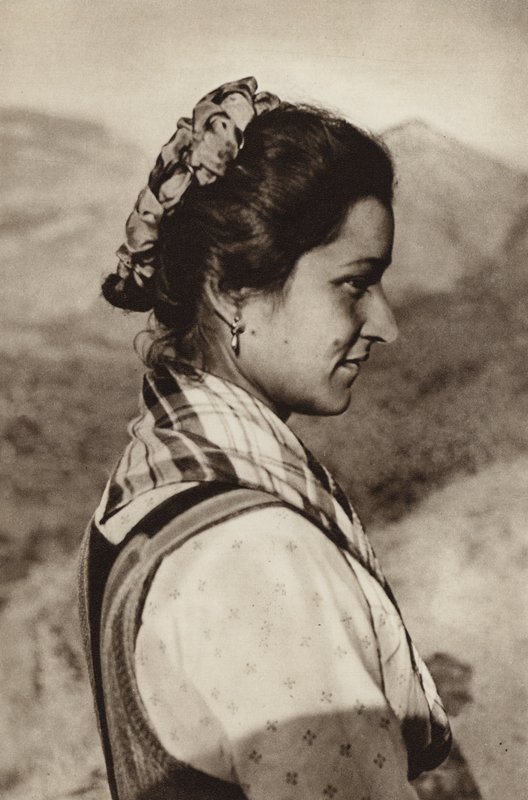Itálie: Kostým Morano Calabro (černobílá fotografie) od Kurt Hielscher