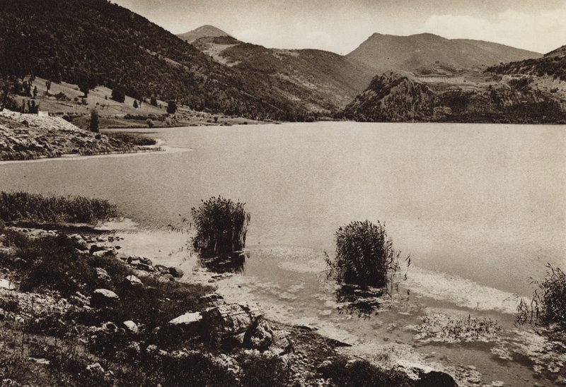 Itálie: Lake of Scanno, Abruzzi (černobílá fotografie) od Kurt Hielscher