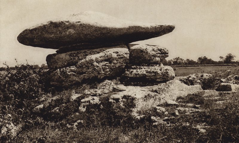 Itálie: Minervino di Lecce, Dolmen (černobílá fotografie) od Kurt Hielscher