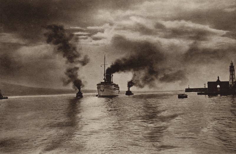 Itálie: Neapol, přístup do přístavu (černobílá fotografie) od Kurt Hielscher