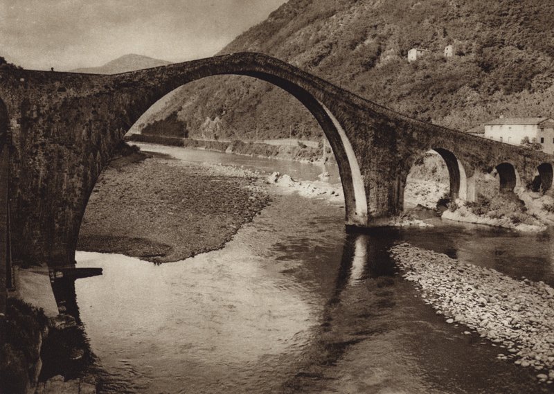 Itálie: Ďáblův most poblíž Luccy (černobílá fotografie) od Kurt Hielscher