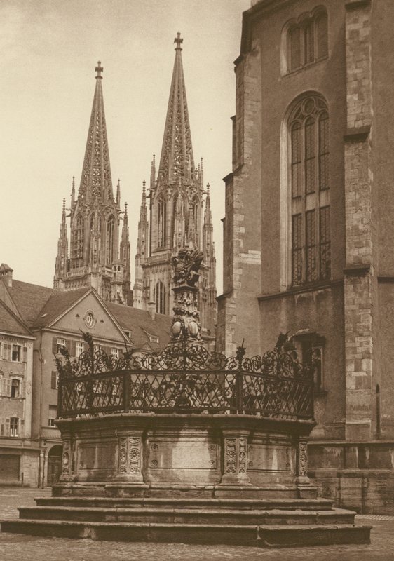 Řezno, kašna z roku 1721 na náměstí Neupfarrplatz a věže katedrály; Řezno, fontána (1721) na "Neupfarr Platz" a katedrála (čb foto) od Kurt Hielscher