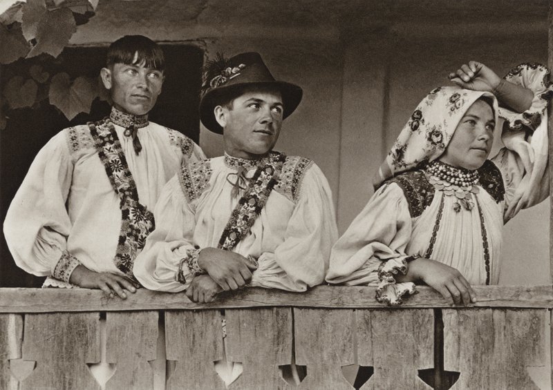 Rumunsko: Boinesti, Na verandě (č/b foto) od Kurt Hielscher
