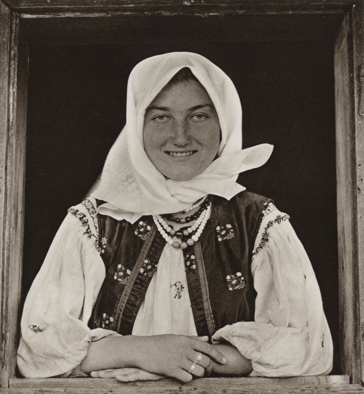 Rumunsko: Oncesti, U okna (č/b foto) od Kurt Hielscher