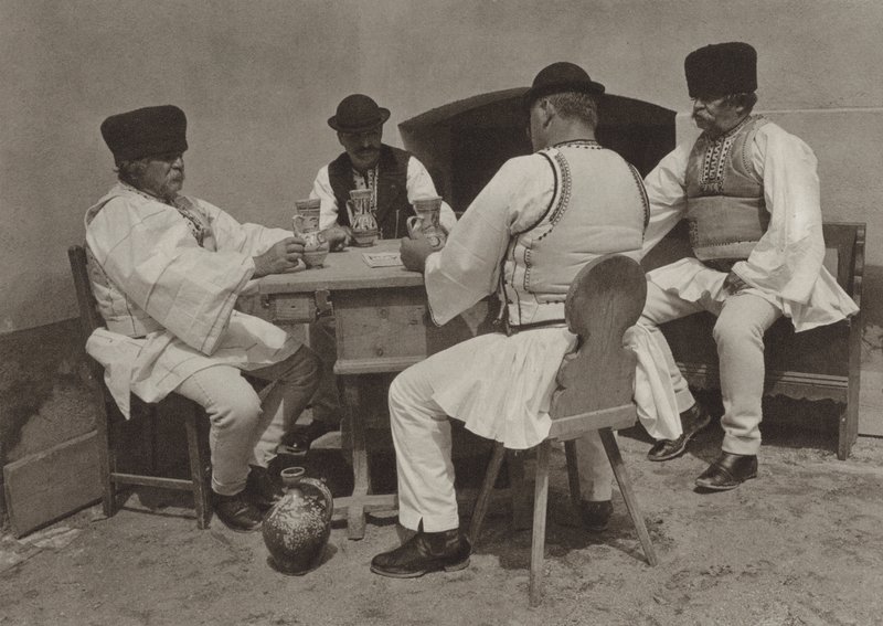Rumunsko: Poiana-Sibiului, Vychutnáváme si sklenku vína (černobílá fotografie) od Kurt Hielscher
