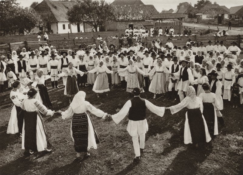 Rumunsko: Rusu Bargaului, Hora (č/b foto) od Kurt Hielscher