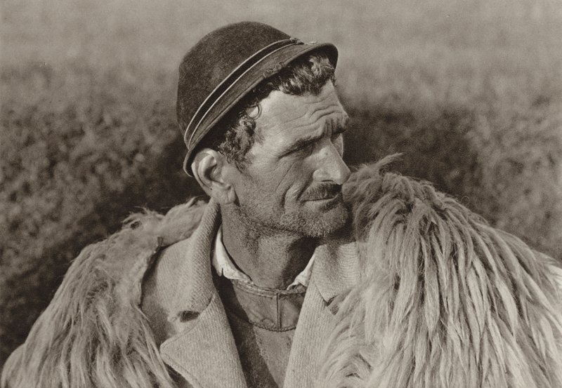 Rumunsko: Pastýř Santa Maria (černobílá fotografie) od Kurt Hielscher