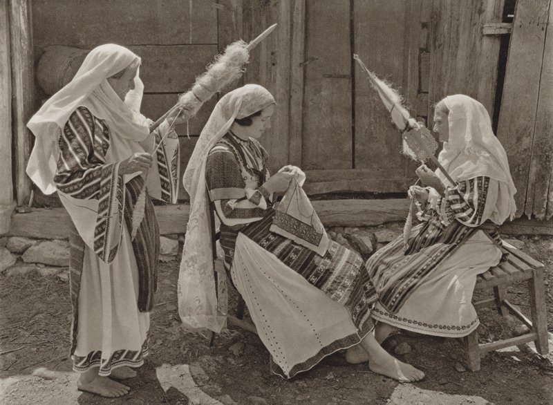 Rumunsko: Tismana, Spinners (č/b foto) od Kurt Hielscher