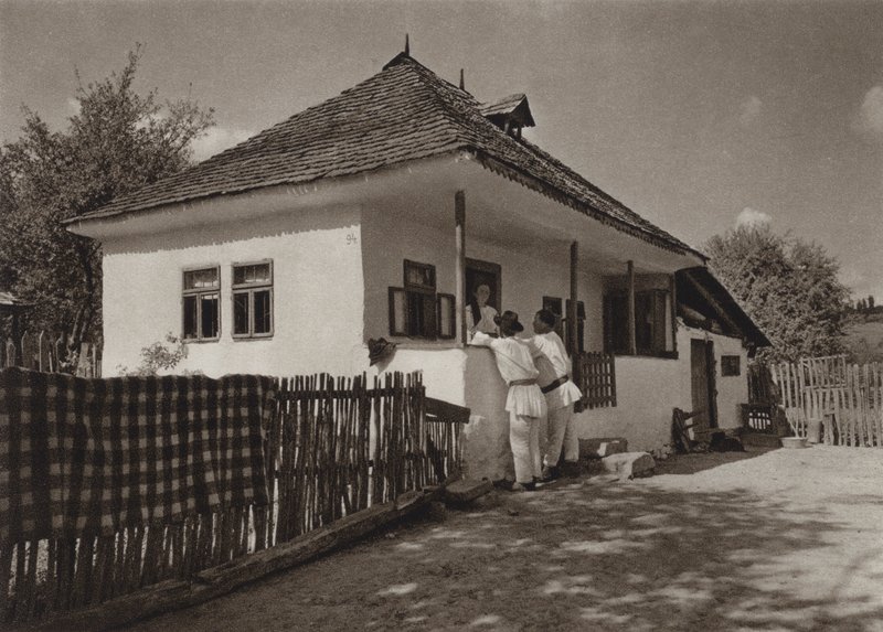 Rumunsko: Voinesti, Selské domy (černobílá fotografie) od Kurt Hielscher
