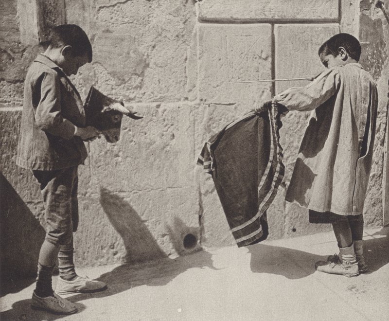 Španělsko: Chlapci hrají na býčí zápasy (černobílá fotografie) od Kurt Hielscher
