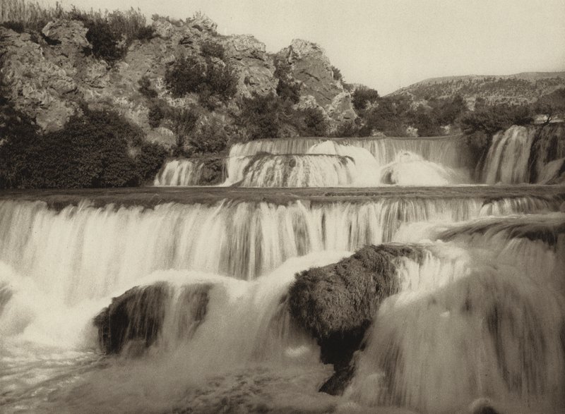 Jugoslávie: Vodopády Krka (černobílá fotografie) od Kurt Hielscher