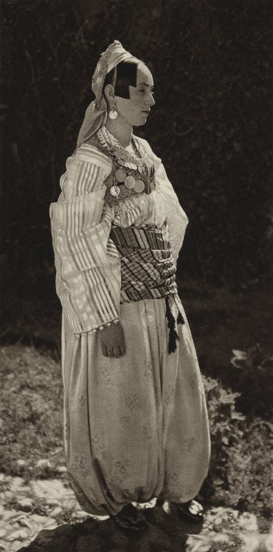 Jugoslávie: Prizren, Ženy v národním kroji (č/b foto) od Kurt Hielscher